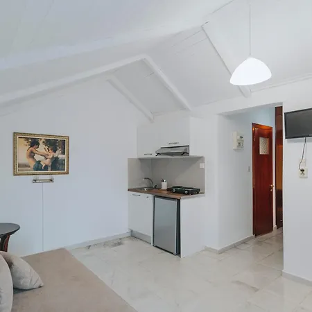 Yianna Apartment *
