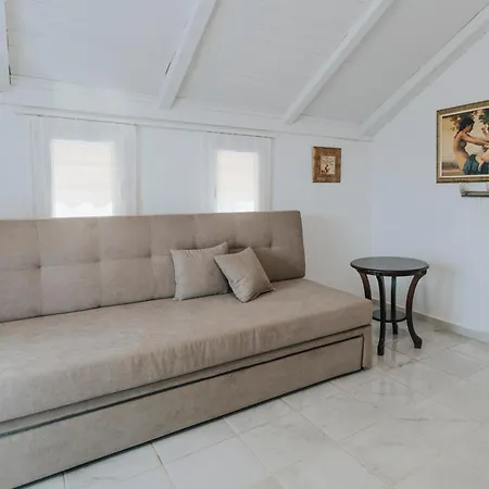 Apartment Yianna *